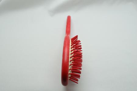 Rote Haarbürste, oval, Buchenholz lackiert, mit lackierten Holzstifte